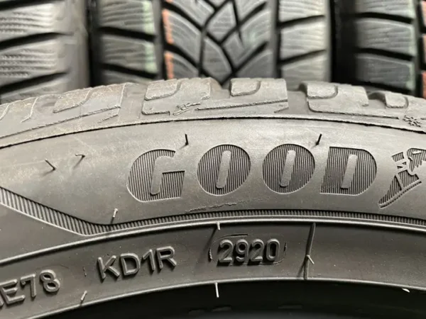 Anvelopa iarna 225/50/18 Goodyear Ultra Grip Performance - imagine 3